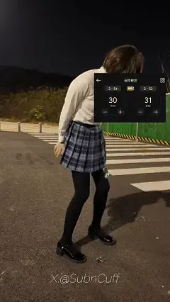 0223户外JK郊狼过马路挑战SubM 昨晚带着玩具穿着JK 尝试了正铐和背铐穿过马路取钥匙 被电到50多几乎站不起来 最后还作死带上了颈手铐 又用绑带牢牢绑住了膝盖 走到钥匙这里已经忍不住直接扑了过来想要打开手铐 结果离谱的是突然电击又变强了 整个身子颤抖到连钥匙都伸不进锁孔 真的要绝望死了