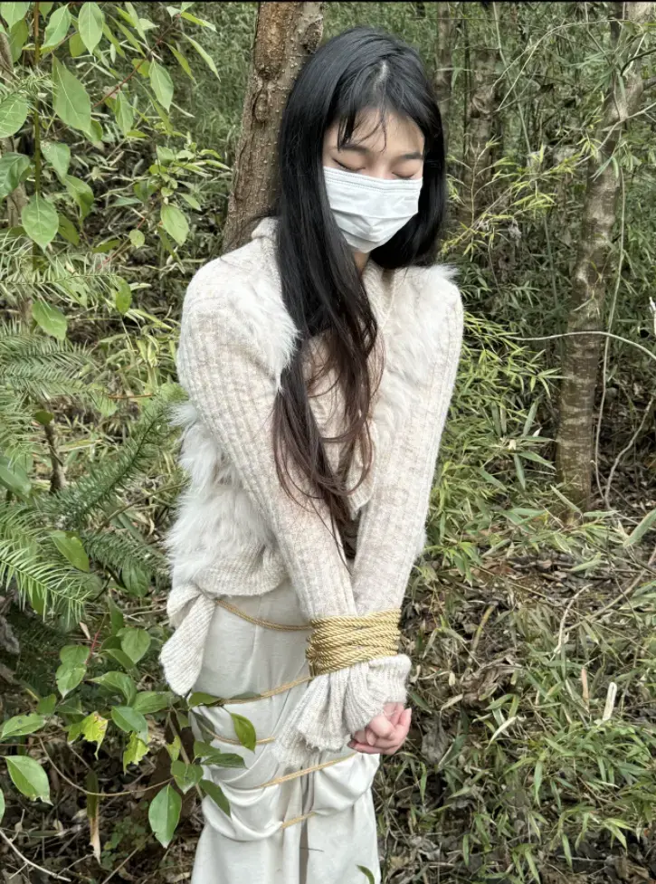 【比尔】罪恶尾随(3) 模特:月月<br>承蒙各位友友喜欢，该系列会尽力持续更新,多谢，高清电影感享受<br>天气晴朗，阴湿发霉几天的两变态又出来活动了，这次他们大胆的选择了白天，居然就选在大学城附近的大路上，不停的打量着行走过往的女大，很快！他们瞄准了目标，开始新的罪恶尾随，<br>这次跟随到的终点到了山上，真合两个变态的意，这次拿出超级剂量的迷y手帕，一下就捂晕了女大，把她带到了大山深处....绑起来，轮流玩弄，欺骗，戏耍，最后扬长而去.<br>视频拍摄的原味衣服道具售卖 定拍合作线[X_X]验请联系QQ2838269780 解压密码xo45