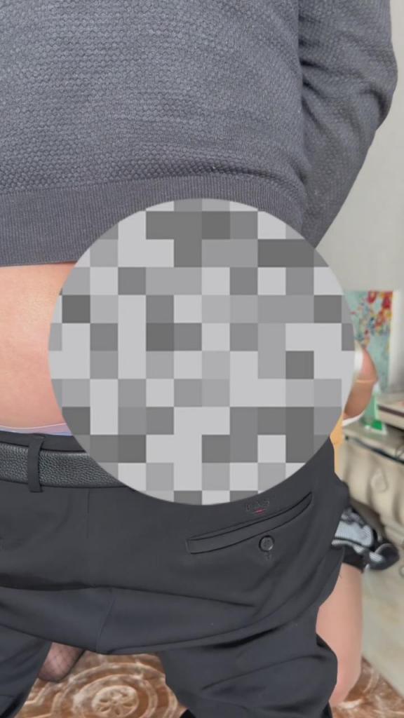粉丝订拍，男老板双调女学生，珍藏版， 男子是一名成功男士，这几年通过非发意，赚到大笔财富，于是就疯狂起来，瑞瑞，和彤儿在娱乐场合工作，平时靠出卖自己身体吸引大哥，苟且偷生，通过各种手段欺骗大哥，把大哥钱骗光，于是大哥选择报复女孩，通调查女孩住址，拿菜刀绑架了女孩，故事情节火力全开，原味堵嘴，跳单伺候，口舌伺候，中途女孩高了，口舌也是第一次尝试，差点没有控制好，粉丝慢慢欣赏，另外工作室接受订拍业务，圈内女S提供线[X_X]验活动，出售原味，招聘女模特伪娘，定期举行绳艺活动，欢迎全国男女同好体验QQ2433452171