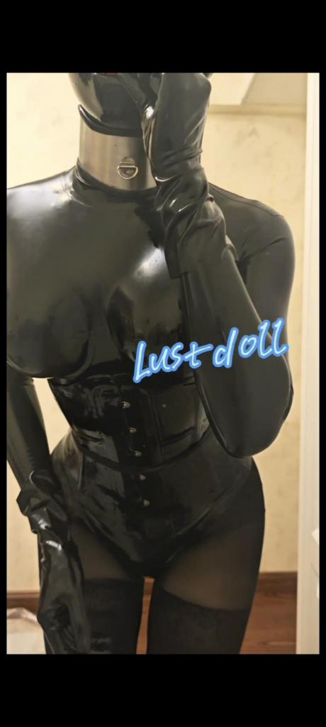 Lust胶衣超长视频（双层乳胶头套+乳胶束腰+cb锁+乳胶单手套）预览版 大家好 这里是Lust 这次给大家带来了超长视频 最里面是一层乳胶[X_X]头套 外层带上了娜然面具 双层面具的感觉特别难以呼吸 但是很舒服呢 然后给大家献上了带乳胶束腰的过程 大家好像都很喜欢lust的细腰呢 然后用乳胶手套抚摸cb锁 原来大家喜欢反差 喜欢看主人带锁是吗 这次尝试了乳胶单手套 一个人果然很难带呢 但是带上了那种拘束感真的特别色 好喜欢 然后用假jb玩弄自己 模拟[X_X] 希望大家喜欢 多多支持！ x：Dream_magicdoll