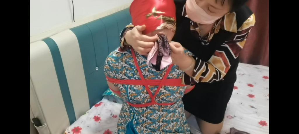 绝望的棉被 奴被反绑........内裤塞嘴.....奶罩...捂嘴......装袋..棉被包裹是压死骆驼的最后一根稻草....哈哈哈