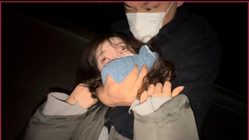 【比尔】河边的失恋女生(1) 模特:晓筱<br>两变态由于多次户外的尾随迷晕成功，已经一发不可收拾，欲望越发强烈，这次半夜出现在河边，想必大家也知道没啥好事，正在两人寒暄之际，一个小姐姐打着电话走过去，这深更半夜的出现在河边，<br>从电话中听出似乎是因为失恋伤心才出来？变态："机不可失时不再来！",邪淫一笑，向前搭讪。。。。一次邪恶的迷晕又开始了？姑娘很傻，一个人来这么偏僻的地方，捆绑放置江边！路上全是钓鱼佬开车来来往往真够大胆的<br>视频拍摄的原味衣服道具售卖 定拍合作请联系QQ2838269780 解压密码xo45