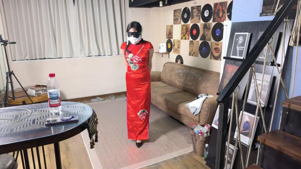 【JS工作室定制】《母子剧情》少妇遇到意外绳艺捆绑 这是我在JS工作室定制的视频，本次模特李然：凡已经喜欢捆绑多时，偶然的机会发现妈妈在偷看捆绑视频，正好让凡看见并要胁要陪玩一次，妈妈半推半就的答应了，凡入室把妈妈捆绑起来然后用口球堵嘴，然后发现妈妈自己竟然有[X_X]，凡拿来在妈妈身上用了起来，正好有一个贼来入室抢东西贼搜了搜东西发现没什么收获结果就把美女绑起来带走了，少妇后期的经历会如何呢。。。。。。。<span style='color:#b0b0b0;'>[隐藏文字，购买后可见]</span>
