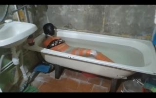Mummification in water  A girl captured in a tub of water is going to be seen by her master to take her out and leave her handcuffed 