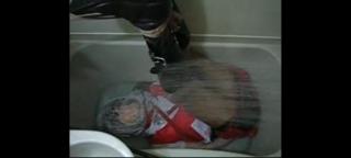 浴缸溺水（假死）1 网盘下载解压缩之后重命名后缀为zip再解压缩即可<br>fake death fan2010年以后的溺水视频，这个并非合集，小姐姐捆绑在浴缸里头上带着塑料袋窒息，旁边还有人一直往浴缸里加水，视频原作者megao在谷歌群组里发的，原视频早已被谷歌河蟹（视频过于古老没有高清版