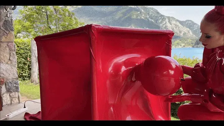 The red vacuum cube 【FCF乳胶】TAG：真空乳胶柜、充气头套。I took my red vac cube from Vacbed.co.uk with me on my holiday in Italy to test it with my lucky slave. It was perfect!I had a lot of fun turning him around and teasing him.After I played with my slave I wanted to play with myself too!I used my new black dildo to please myself. It’s a pretty big one! Bigger than the size I usually take. It was almost too big for my tight pussy. But it gave me a lot of intense orgasms!