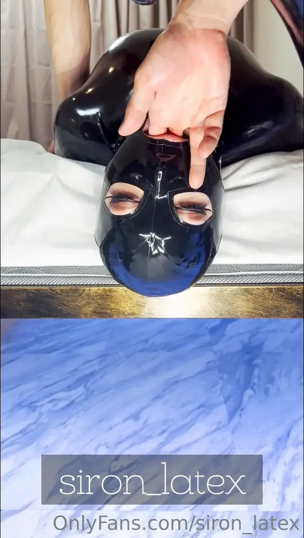 ラバー人形のイラマチオ〇〇 支配者様のオナホになります siron_latex<br>|乳胶美少女窒息侍奉|<br>主人给我戴上了乳胶面罩，只剩下嘴巴能呼吸了···但是！有什么东西堵住了我的嘴！<br>再不拿出去的话···就要窒息了···<br>喉奥まで永遠に入れられちゃう…<br>壁に押し付けられて手で抑えられたらむせるしかないよ?<br>しろんの支配者様プランの方にご覧いただけます♡