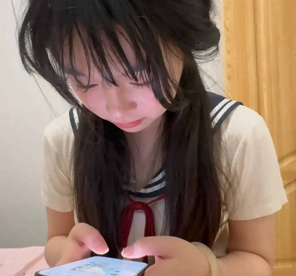 【客户定拍】绿帽癖的阴谋 变态男悄悄闯入年轻情侣的家中，趁着男人做饭之际，潜入了小美的闺房，把小美迅速放倒后，躲藏起来伏击男人，在男人面前玩弄他的白丝娇妻，<br>看着女人为了保护自己献出身体给变态，男人愤怒不已面目狰狞歇斯底里，可这还是开始，后面似乎还隐藏着更大的阴谋。。。。<br>剧情逼真 时间很长慢慢观赏 网盘高清高清高清<br>原味衣服道具售卖 定拍合作请联系QQ2838269780 解压密码xo45 