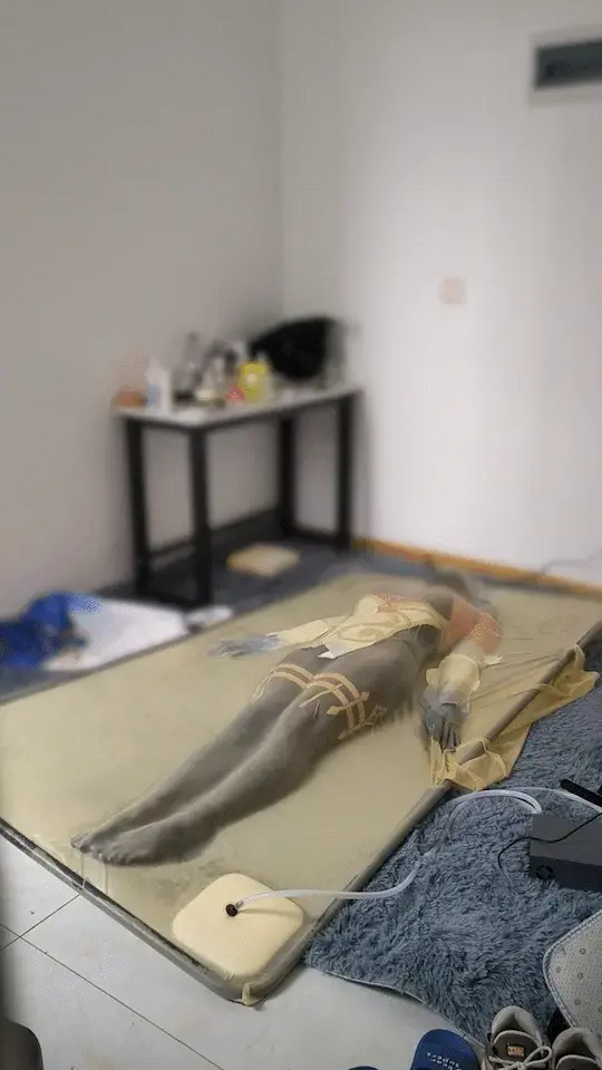 男娘甘雨的透明乳胶真空床挣扎 一个清闲的周末，在换上甘雨cos服，组装好真空床后，欲望高涨的xnn戴好呼吸管口塞手里握着遥控器就钻了进去~<br>但没想到玩到一半手里的遥控器突然失灵了，想停止抽气却根本没办法停下，于是只能拼命挣扎。不过还好又按了几下后遥控器恢复了正常，不然就只能等同居的舍友回来才能出来了咯~
