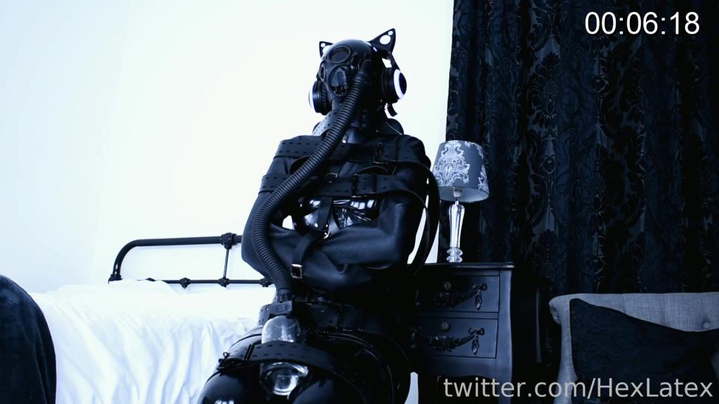 Hive Mxtress Hex（Mar 23, 2022） Hexlatex<br>可怜的乳胶娃娃，被束带绑得紧紧的，没法逃脱，身上还戴着负压瓶，得一直用力才能保持呼吸<br>下面的瓶子还一直震得我痒痒的，好难受，好想伸下去挠<br>她能坚持多久呢？<br>Poor drone, helplessly bound with no hope of escape. All its air forced through pipes and water