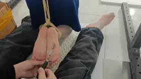 【中二病】犯错误的校花，颈手枷，罚跪。裸足福利。TD强制，吊在身后的双脚任我玩弄。电动牙刷，刺轮，电动梳子，轮番上阵。 【中二病】犯错误的校花，颈手枷，罚跪。裸足福利。TD强制，吊在身后的双脚任我玩弄。电动牙刷，刺轮，电动梳子，轮番上阵。<br>1.关于解压：解压两次，第一次解压之后应该是一个后缀名.7z的文件，再解压之后改成.mp4即可，但是一定要先下载，然后使用其他管理软件解压，不要使用百度云APP解压，否则会被百度云封掉。<br>2.私人定制，请加Q3769321898 。海外用户请联系邮箱：3769321898@qq.com<br>3.可以关注我的推特：@ljcshufu 偶尔会有福利以及一些模特的露脸视频，肯定都是大美女啦。只是出于安全考虑确实不合适在公开的视频中露脸<br>4.关于促销，只会在发布时候促销，请放心购买<br>5.解压密码：zeb