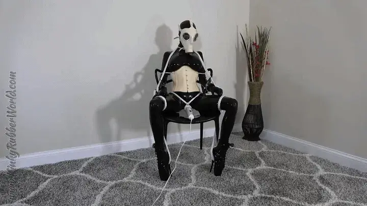Fixated Vibrator Rubber encased in Bondage with Gasmsk 【KRW乳胶】TAG：防毒面具、椅缚、塑腰、快乐棒。Lara is dressed in all black Latex with white corset and white Gasmask bound to the chair with the vibrator fixated to her . Well this would all be great if it wasn`t on purpose fixated in a way where it keeps moving away and the horny Rubberdoll can`t really control it. Watch her be frustrated and trying to pull it closer