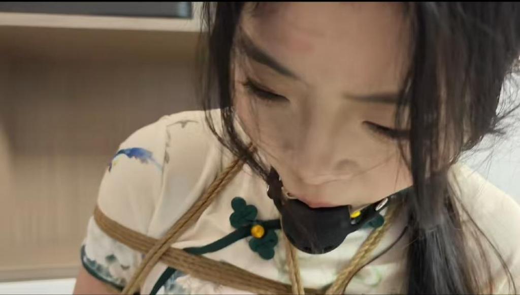 定拍小夏 李大侠原创、小夏一身旗袍被紧紧捆绑在椅子是，逃跑未成被二次捆绑到床上堵嘴挣扎....本工作室提供私人定制视频、绳艺体验、牢房体验、私人定制体验、出售配方麻绳、原味、另外招募绳艺模特、视频统一解压密码h123456 定拍联系QQ1642384671加我注明妖狐吧