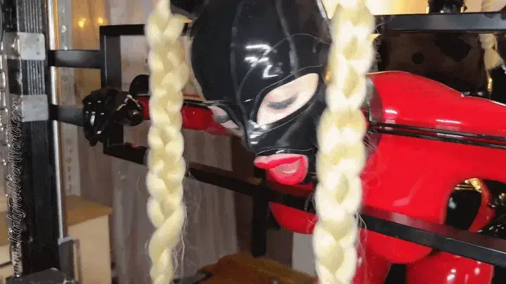 Laras Rubbercock for the greedy Slavegirl in Bondage Stockade 【KRW乳胶】TAG：手颈铐、百合、假阳聚、打屁股。奴隶女孩被锁定在床下的笼子里。劳拉穿着她的紧身黑色乳胶连衣裙，并为她制定计划。然后，她走到笼子里，然后戏弄她，然后才放开橡皮花。她是角质，劳拉将其固定在床上的束缚顽固性上。她不是一个漂亮的性感装饰品，她的闪亮乳胶！拉拉（Lara）和她的肛闷乳胶护套一起玩。The greedy slavegirl Lola_Noir was locked into the cage under the bed. Lara is wearing her skintight black bigboob latex catsuit and making plans for her. She then walks over to the cage and is teasing her, before letting the Rubberdoll out. She is horny and grabbing for Laras Rubbercock. Lara wants to use it on her from behind,while having her fixated to the bondage stockade on the bed. Isn`t she a gorgeous sexy ornament on that with her shiny Latex!? Lara is playing with her Anal Latex sheath, while pushing the Rubbercock in