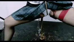 曼妮来了,见面礼就是给她降体重,这种马步挣扎就是最好的减肥效果,挣扎到最后竞能潮喷失禁...... 解压密码hdsy<br>把曼妮马步禁锢起来,股绳通过2个滑轮固定起来,脖子上套上绳圈,往下蹲呼吸难受,往上起身勒着B难受,只能强忍着马步挣扎,本来够难受了,还要受到大电流电击,在受到挣扎和电击的刺激下,彻底嘣溃G潮失禁哗啦啦<br>定拍交流绳模应聘请加QQ2032433381没有定拍能力的和伪女谢绝咨讯<br>