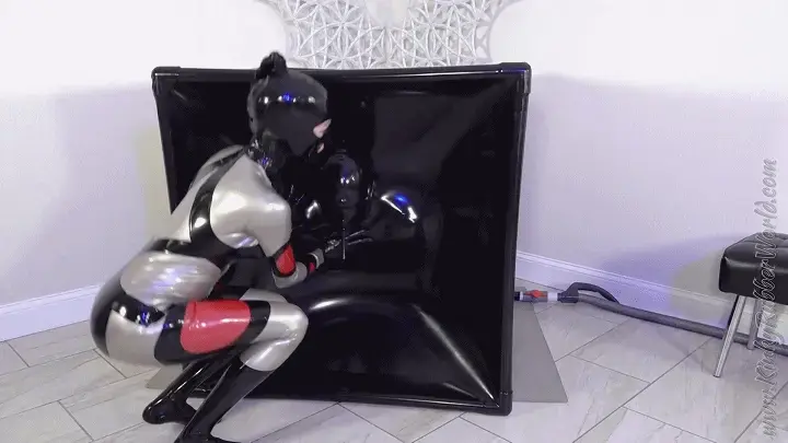 A pleasurable tease for the vac sealed Muscletoyboy 【KRW真空乳胶柜】她的性感肌肉玩具男孩在Vac Cube中密封。很快，她对他被无助的外观和戏弄因素感到非常兴奋，只是通过管子呼吸，也无法到达他的公鸡。看着她的取笑，并在橡胶猫上享受日立振动器Lara is in her fantastic rubber spacegirl catsuit and has her sexy muscular toyboy , Hugh Mungus sealed in the vac cube. Quickly she gets VERY excited by the look and the teasing factor of him being helpless trapped, just breathing through a tube, not able to get to his cock either. Watch her tease him and enjoy the Hitachi vibrator on her rubbered pussy