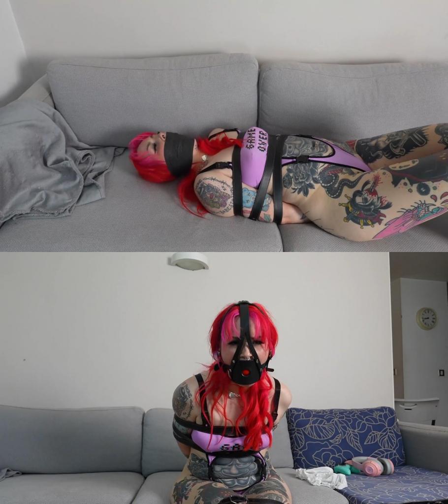 Mimi: Gamer Girl in Strict Belt Bondage and Heavy Gagging by the Home Invader! Mimi: Gamer Girl in Strict Belt Bondage and Heavy Gagging by the Home Invader!<br><br>Mimi 是一位充满活力的游戏女孩，以多彩的风格而闻名。她正全神贯注地玩着游戏机，穿着俏皮的比基尼，戴着猫耳粉色耳机，躺在沙发上。她不知道的是，一个入侵者悄悄闯入了她的家，她没想到家里会有人。<br><br>当 Mimi 专注于她的游戏时，入侵者决定处理这个意想不到的障碍，悄悄地从后面接近她。他悄无声息地用多条皮带熟练地绑住她的腿，将她的胳膊绑在身后，并缠住她的胸部，确保她无法动弹。在她尖叫之前，他用一块布塞进她的嘴里，然后用几条胶带牢牢地封住她的嘴唇，使她无法呼救。<br><br>Mimi 现在无助地在沙发上挣扎，入侵者开始在她的家里翻找。米米在嘴里扭动着身体，呻吟着，胶带有效地让她保持安静，她试图从沙发上滚下来，徒劳地试图找到某种方式来提醒某人——任何人——她的困境。<br><br>当强盗搜查她的物品时，他偶然发现了一些束缚装备。他怀着一个邪恶的想法，回到米米身边，用一个更坚固、更可怕的东西——一个巨大的透明口球——替换了她的临时口球，他把它深深地塞进了她的嘴里。然后他用黑色的兽医绷带包住她的嘴，把它紧紧地封住。米米再次在沙发上挣扎，她发现发出任何可辨别的声音更加困难了；甚至口水都几乎无法从她紧紧的口球中流出。<br><br>后来，入侵者解开了她的脸，取下了巨大的口球，米米被压抑的口水像瀑布一样自由流淌。他迅速换上了一个安全带面板口球，紧紧地绑住，确保她嘴里不会发出任何声音。入侵者对自己的杰作感到满意后离开了，留下 Mimi 被绑在沙发上，嘴被堵住，等待着有人发现她。<br><br>Mimi, a vibrant gamer girl known for her colorful style, was engrossed in her console games, lounging on her sofa dressed in a playful bikini and sporting pink headphones with cat ears. Unbeknownst to her, a home invader silently broken in, not expecting anyone to be home.<br><br><br>As Mimi focused on her game, the invader, deciding to handle the unexpected obstacle, approached her quietly from behind. Without a sound, he used multiple leather belts to expertly bind her legs, secure her arms behind her back, and wrap around her chest, ensuring she couldn’t move. Before she could scream, he stuffed a cloth into her mouth, followed by several strips of duct tape pressed firmly over her lips, muffling any attempt at calling for help.<br><br><br>With Mimi now helplessly struggling on the sofa, the invader proceeded to rummage through her home. Mimi writhed and moaned through her gag, the duct tape effective in keeping her silenced as she tried to roll off the sofa in a futile attempt to find some way to alert someone—anyone—of her predicament.<br><br><br>As the robber searched through her belongings, he stumbled upon some bondage gear. With a sinister idea, he returned to Mimi, replacing her makeshift gag with a more substantial and daunting one—a giant transparent ballgag, which he secured deeply in her mouth. He then wrapped her mouth with black vet wrap, sealing it tightly. Left to struggle again on the sofa, Mimi found it even harder to make any discernible noise; even the drool could barely escape the tight seal of her gag.<br><br><br>Later intruder unwrapped her face, removing the enormous ballgag, and Mimi's pent-up drool flowed freely like a waterfall. He quickly replaced it with a harness panel ballgag, strapping it tightly and ensuring no sound could escape her lips. Satisfied with his handiwork, the home invader left, leaving Mimi bound and gagged on her sofa, waiting for the uncertain chance that someone would find her.