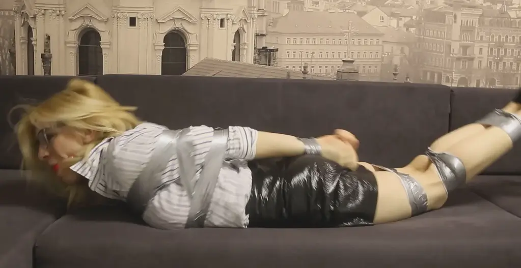 Tape bondage and attempt to escape 性感的金发女郎被抓住，被胶带绑住，嘴里塞着球。她很生气，呻吟着，拼命想逃跑。害羞的她试图用球塞说话。男人脱下她的鞋子，挠她的脚。然后她从沙发上站起来，双腿被绑住，拿着剪刀试图逃跑…<br>Hot blonde caught, bounded with tape and ball gagged. She is angry, she moaning and desperately trying to escape. Shy trying to talk with ball gag. Guy takes off her shoes and tickles feet. Then she stands from couch and moving with bounded legs, takes scissors and trying to escape...
