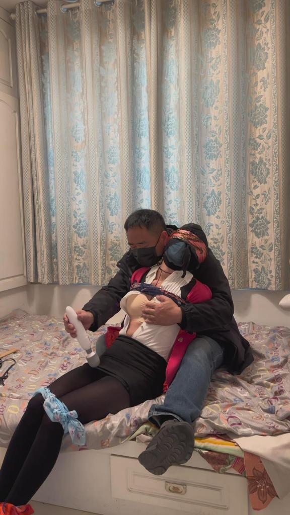粉丝订拍，，洗脚店的罪恶，， 女子在一家洗脚城上班，有一天迎来了一位特殊客人，因为服务不满意最终男子绑架了女孩，丝巾捆绑，原味堵嘴，鞭打强高，丝袜蒙头，关狗笼，不一一介绍慢慢欣赏，另工作室接受订拍，原味出售，线[X_X]验，不定期举行绳艺活动，欢迎同好来玩，QQ2433452171