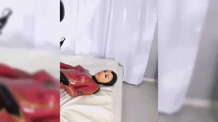The Drones pussyplay fun once unsupervised P2 【KRW乳胶】纳迪拉站着观看橡胶太空仆人的乐趣。观看Lara将快乐棒握在她的橡胶猫上，然后，劳拉骑着橡皮子，纳迪拉骑着乐趣，并在骑车时擦劳拉的胸部。After slavegirl Nadira joins the latex drones, Lara is on her back and strapon fucked by Latex Lea, with Nadira standing to watch the fun of the rubberd space servants. Watch Lara hold the Hitachi Vibrator on her rubberd pussy while Lea is fucking her good. Then a position change, Lara is riding the rubbercock and Nadira gets to join the fun and rubs Lara`s boobs while she is riding.