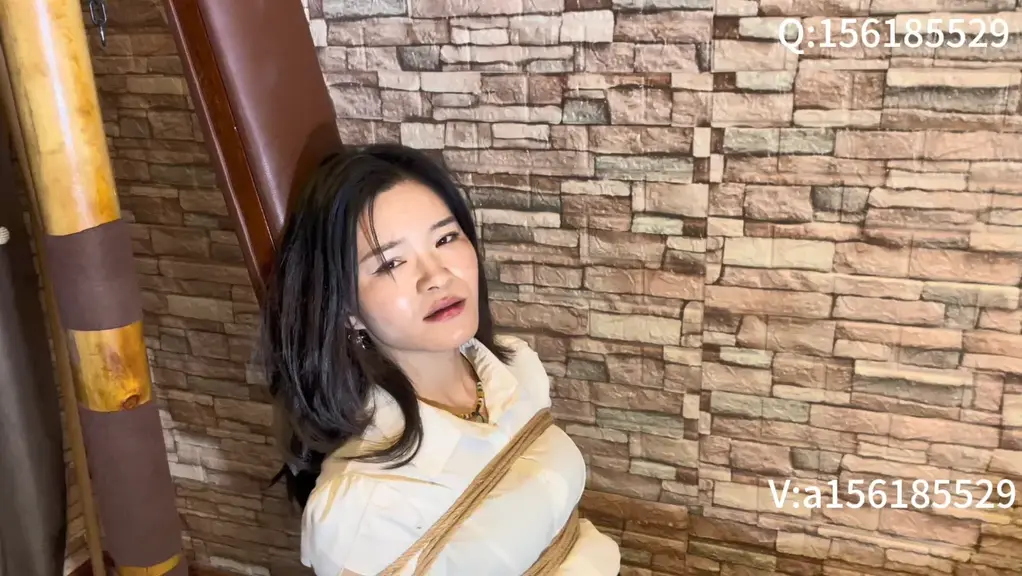 诱导小美女体验老虎凳，TK 皮鞭抽打 导致晕厥 今天刺激，老虎登 体现到极限TK 皮鞭抽打 导致晕厥，然后放到凳子开始加砖 加到3快的时候 痛苦到撕心裂肺声音如雷贯耳听到人心寒胆。<br><br>X本工作室提供绳艺捆绑模特服务、室外定拍，室内定拍，体验女绳师捆绑服务、体验长时间囚禁服务、绳艺教学培训、专业麻绳销售、作品私人定制、模特原味丝袜出售等，另外本店招募同好合作伙伴。定拍约拍。v:a156185529 <br>QQ156185529<br>解压密码168168