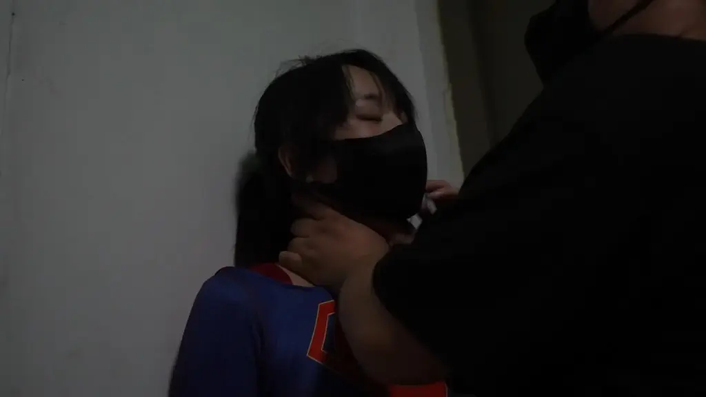 （象人出品）嗷嗷的虐胸日记 蒙面男子与恶魔沉沉终于在楼道内击败了女超人嗷嗷，沉沉对嗷嗷的身体已经垂涎三尺<br>于是两人将嗷嗷带回房间内，被带回房间内的嗷嗷被沉沉和男子不停得凌辱，还被迫吃下了巨辣的鬼椒面，辣得嗷嗷惨叫。<br>沉沉看上了嗷嗷的胸，于是配合男子一起将针刺入嗷嗷的胸内，嗷嗷惨叫连连。。<br>最后沉沉命令男子将嗷嗷[X_X]，最终嗷嗷的尸体会被二人如何处理呢？自由发挥想象~~<br>看完不硬你是那个~沉沉演变态真的是一流，哈哈哈哈。