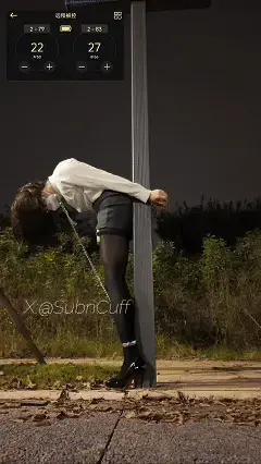 0315户外OL项圈郊狼背铐在路牌杆子上SubM 又是一期大制作 OL制服 先铐住双脚 然后铐上颈铐 再用铁链连接颈铐和脚铐中间的链子 然后就完全不能站直了 只能很羞耻的弯着腰 最后再把双手铐在柱子后面 郊狼的控制也在别人手里 上限是从来没有过的80…<br>手铐的钥匙没有放在地上 而是通过定时锁锁在了手铐之间的链子上 看似钥匙就在手里 但其实因为锁在一起 在倒计时结束前根本没法插进锁孔 这种虐心的感觉比起钥匙挂在项圈但双手背铐有过之无不及<br>以前郊狼强度从来没有超过70 这次到80之后大脑一片空白 到现在贴片位置都在痛<br>