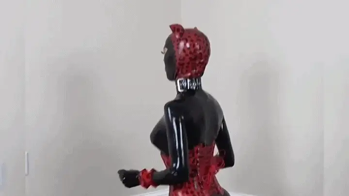 The greedy rubbercat is fucking him with blindmask 【KRW乳胶】拉拉与他的公鸡一起玩，而他戴着紧身的全包乳胶，观看橡胶棍的舔，吮吸他的公鸡并骑。Never trust a cat blind, but anyhow, Rubber_Jeff is letting his new house pet, Lara Latexcat play with his cock while he is wearing a skintight latexmask with no eye opening. Watch the Rubberkitty lick and suck his cock and ride it