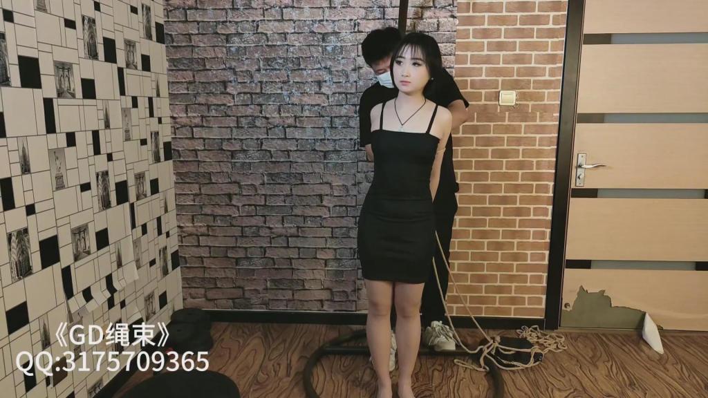 《GD绳束》模特颜颜露脸 跪姿  强高 挠痒 滴蜡 口球 身材绝了  《GD绳束》模特颜颜露脸 跪姿  强高 挠痒 滴蜡 口球 身材绝了 <br>✅定拍、原味、原味道具等其它业务咨询请加QQ表明来意。<br>✅春节定拍特惠 欢迎来咨询<br>✅有什么适合的衣服 也可以私信我。<br>✅另外，诚心高薪招聘模特，有诚意私聊详谈，希望同好提出宝贵的意见，我们会努力改正。<br>✅解压密码：GD123<br>✅加QQ前表明来意。<br>QQ:3175709365<br>GD绳束备用QQ号:878055319（发布空间使用）