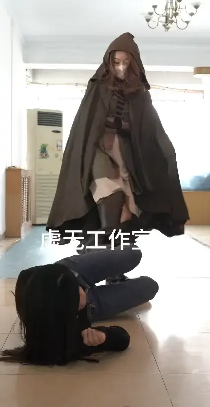 梅琳娜的灾难 虚无工作室<br>一场原配与小三的斗争，小三是个很喜欢cosplay的女孩。勾引男人的一把好手。女主用万能钥匙偷偷开门的，小心翼翼的开门关门，踮起脚进屋子，然后女主开始一间屋子一间屋子的搜，都是很小心的。开了2间屋子的门之后第三间门开始慢慢开门留个缝偷看<br>小三正在化妆的镜头。一开始小三还在认真的化妆突然之间在镜子里看到了有人在偷看她，一切都在小三的关注下，很快女主就被反杀，被脱靴脱袜一顿折磨。奈何漫展要开始了，小三只能放任女主，赶紧去参加漫展，这也为自己被虐留下了伏笔。。。其中包括被夹脚趾，尺子打脚心，锤子锤脚。