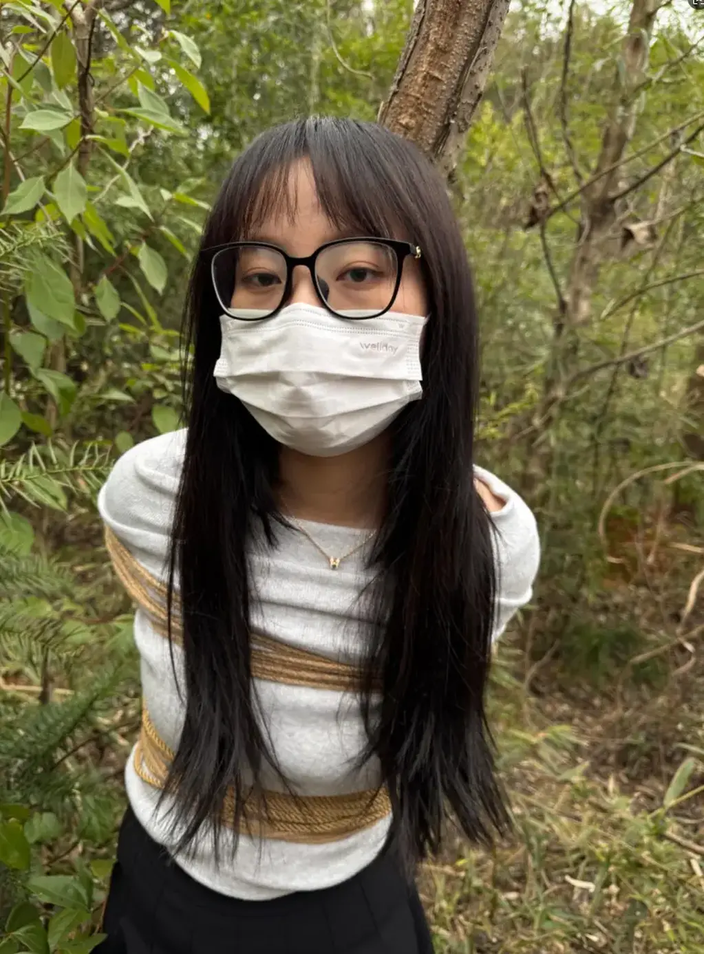 男同事的魔爪 天气晴朗，两变态男又出来晒霉菌了。他们在平时是正人君子，只有在出来作恶的时候才是那变态模样，知人知面不知心啊，这次他们约上了一位漂亮女同事露营，打扑克，吃水果，女同事浑然不知他们早已谋划了一个邪恶的计划…而猎物就是她<br>网盘无需解压直接观看大内存高清视频搞帧率享受！  原味衣服道具售卖 定拍合作请联系QQ2838269780 解压密码xo45