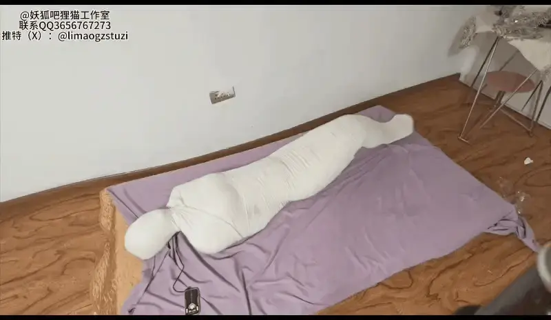 【狸猫】女女绷带全包木乃伊，先丝袜全包再绷带，泳帽息窒，郊狼皮革头套小话筒 解压密码：limao   时长：  30min <br>绷带全包不同于其他的全包方式，我们还是用的无粘性绷带，真的是难度很大，但是包好的时候会像一个香香软软的小蛋糕一样，尤其我们先玩的丝袜全包，而且是两层丝袜全包，再包的绷带，整个人就更加软软的了，外加上绷带比较透气，所以五官什么的可以完全封住，鼻孔都不用留哦，就是呼吸困难一点而已，还有早就再身体里埋好的郊狼也可以让小蛋糕动起来，再配合小话筒，用泳帽，皮革头套还是比较有趣的<br><br><br>狸猫工作室坐标长春，正在众筹中，接定拍,线下，胶带全包，丝袜全包等，出原味袜子，很多东西还在慢慢摸索，感谢大家的支持！联系方式:<span style='color:#b0b0b0;'>[隐藏文字，购买后可见]</span>，留好友必须必须出示妖狐购买记录<br>