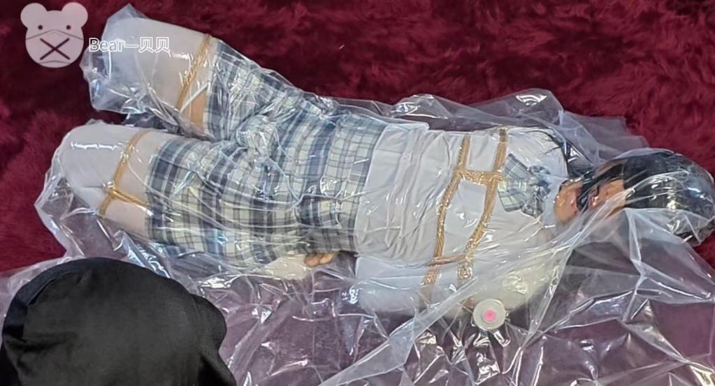【贝贝熊原创】保鲜膜呼控+捆绑真空袋折磨，最后保鲜膜包头后真空袋呼控轻度失神【小熊日常日记7-保鲜膜真空袋反复折磨】 贝贝这回换了新的想法：想看看小熊保鲜膜包头后再进真空袋会怎么样<br>于是贝贝拿起保鲜膜骗小熊说这一次我们换点玩法吧，小熊很愉快的答应了。殊不知掉进贝贝挖好的圈套！！<br>开始贝贝就反复用保鲜膜欺负小熊，等小熊鸡冻后！！提出了捆绑呼控吧！！小熊还不知道要面对什么了！！<br>·接受视频定制:呼控类型、调教类型<br>·有问题可以企鹅找我：<span style='color:#b0b0b0;'>[隐藏文字，购买后可见]</span><br>·解压方式：<span style='color:#b0b0b0;'>[隐藏文字，购买后可见]</span>