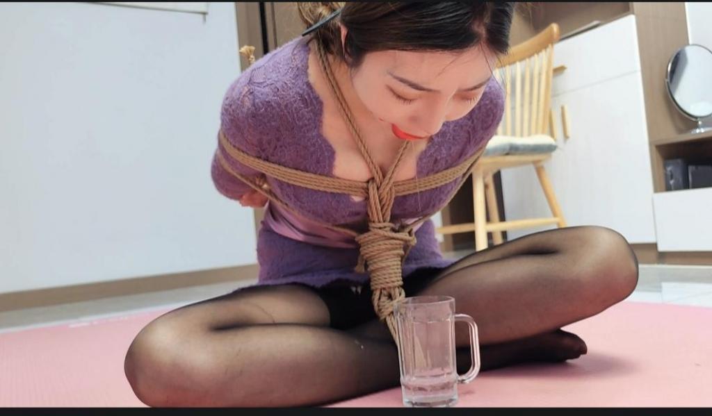佳佳之捆绑钓鱼 李大侠原创、客户定拍下集，接上一集，佳佳脱掉衣服，只穿塑身衣，绑到椅子上，钓鱼，用脚夹着算成功，否则一直绑着，佳佳很棒，没想到很快就成功，换上少妇长裙，被威胁跳舞，最后绑成海老缚收集口水。本工作室提供私人定制视频、绳艺体验、约拍模特、牢房体验、私人定制体验、出售配方麻绳、原味、另外招募绳艺模特、视频统一解压密码h123456 定拍联系QQ1642384671微信：shengyixiaoyuan加我注明妖狐吧