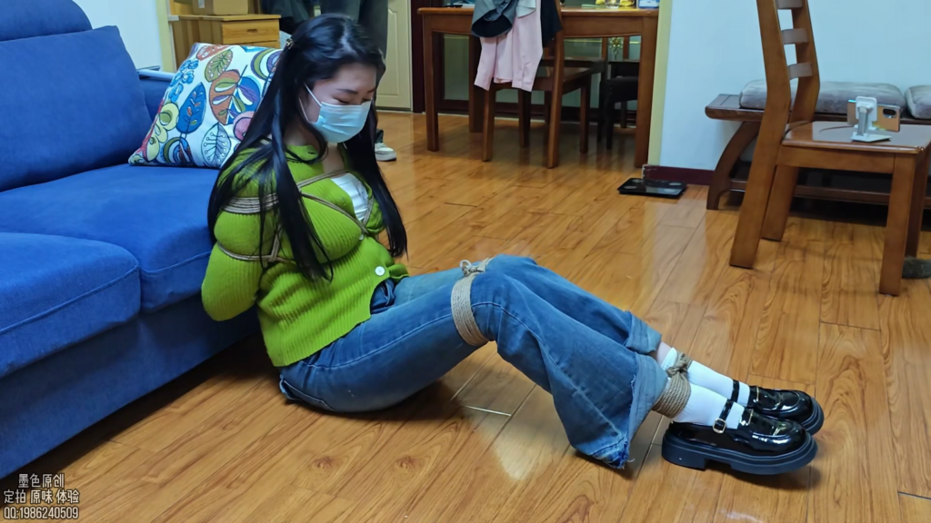 【墨色】欣欣牛仔裤放置聊天 欣欣牛仔裤白袜小皮鞋放置聊天，挣扎挠脚，玉足特写<br>承接定拍，原味定制业务，欢迎各位老板联系！