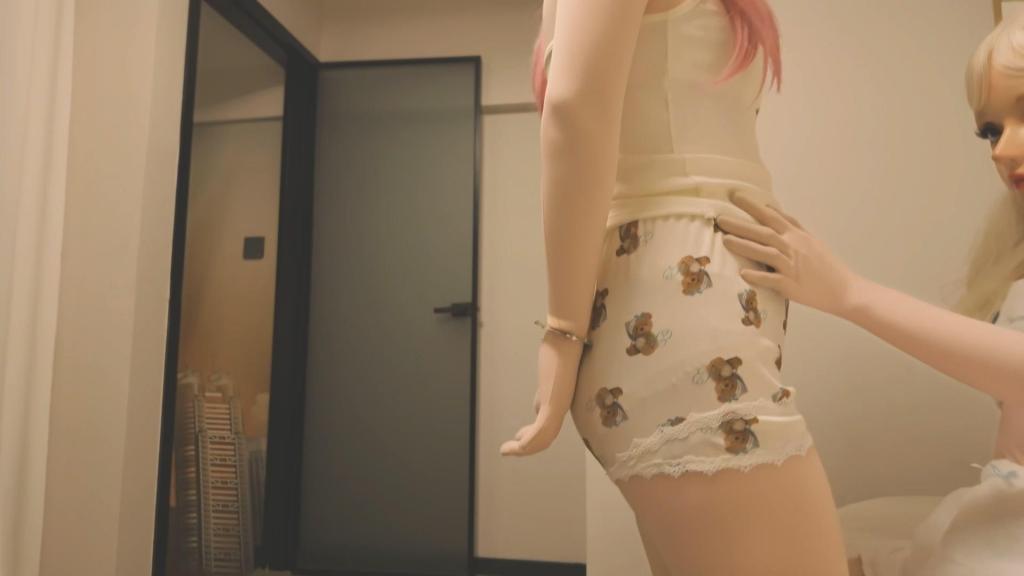 【梦的kigurumi】女友的全包小癖好 “我已经变成娃娃两天了，全包的感觉已经让我欲罢不能了”“我想你也变成娃娃，穿上皮和我一起玩”<br>“我喜欢那种皮和皮一起蹭蹭的感觉，是很舒服的很容易让我高朝，好不好？”<br>男友静静的开始穿皮，慢慢的看着从脚一点一点的包裹住膝盖和腿，然后提上来包裹了上半身，最后穿上手再把头套戴上，然后选一个精致的面具头壳。<br>“你穿上皮很好看，我好像来了，你可不可以马上放进来，我快受不了了”“我已经开始出水了，快点开始调教我吧”<br>“你的东西好大呀，顶到我了你也喜欢穿全包连身衣和戴面具做对不对？”“你慢一点让我享受这一刻，底下好舒服......”<br>两个娃娃在床上尽情的释放着，好像面具和全包底下的肉体已经到了快乐的极限......<br>【网盘文件先下载到电脑，改后缀名为zip。解压得出的文件后续名zzz修改为MP4】
