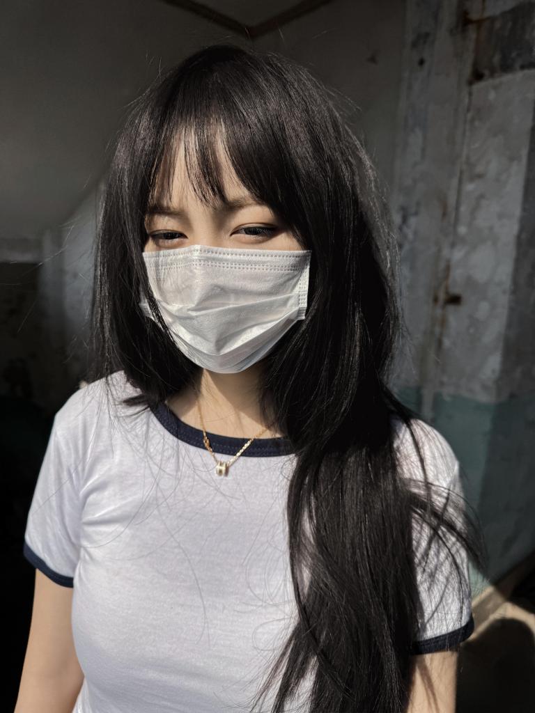 废墟玷污清纯白丝女 纯洁善良的舞蹈裙白丝女孩出门瞎逛，路过到了一栋废墟前，好奇的往里面望了望，只身进去上楼后。开始欣赏自己的白丝美腿，在阳光下翩翩起舞，热身抚摸自己裙摆下的三角区域，脸上洋溢着满意的笑容，浑然察觉不到危险正在身后靠近。。。<br>网盘无需解压直接观看大内存高清视频搞帧率享受！ 原味衣服道具售卖 定拍合作请联系QQ2838269780 