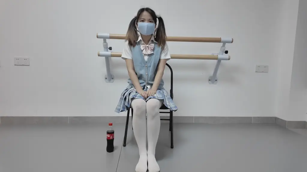 【海砂原创】-jk白丝大学生应聘被拐进夜总会供客人陪酒电击调教（定拍） jk白丝大学生应聘被拐进夜总会供客人陪酒电击调教（定拍）<br>模特：海砂<br><br>“您好，这是我的简历，请您查收。”<br>穿着过膝白袜，浅蓝色短格裙的大学生女孩走进招聘会<br>将简历交给hr，接过公司派发的汽水，她腼腆地笑了笑抿了一口<br>“贵公司的时薪80一小时，很符合我的预期，请让我试试。”<br>见她饮下水后，hr露出原本的面孔<br>直言工作就是上岗通宵陪酒客户，跪着被调教玩弄<br>女孩的瞳孔惊颤，她意识到自己被骗后立刻起身<br>不料却中药晕倒……<br><br>被带入小黑屋的女孩悠悠转醒，她在一个巨大的ktv房间<br>面前摆着一排的玩具，镣铐，口球，尾巴，电击片还有项圈托盘<br>颤抖着将所有佩戴好<br>前来给她培训的男人不耐烦的挥舞着鞭子<br>此时她的胸前是一杯盛满的水杯，在承受着电击与震动的双重折磨<br>不能让水倒出来，不然就要挨打<br>男人百无聊赖地唱着k，一边不忘玩弄眼前这个“小玩具”<br><br>待k歌结束，被拽着头发扯起来的少女膝盖吃痛地惊呼<br>但容不得她休息，男人怒斥着让她踮脚走路<br>一圈两圈，加大震动，加大电流<br>水不出意外的洒在了胸前的托盘上，女孩将要面临惨无人道的折磨<br><br>是的，只有被调教好的少女才能在夜总会服务于客人<br>这里不养闲人。