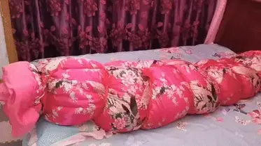 棉被包裹逃脱游戏 小奴被棉被包裹一层后有5分钟逃脱的时间.没有在规定的时间内逃脱会受到惩罚.....后面很精彩.......