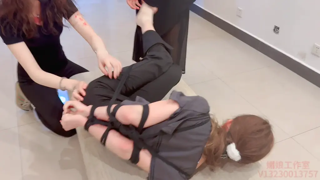 媚娘工作室-职场噩梦1 媚娘工作室<br>V：13230013757<br>线x体验 私人定拍 线x陪玩 全国上课<br>（新模特珍珍19岁，身高165cm体重45kg肤色白皙，脚型小巧玲珑。身为一个东北人，却有南方姑娘的温婉。长着一张可爱的娃娃脸，却又不掩盖自己敢爱敢恨嫉恶如仇的性格，温柔而又锋利，带有极具反差感的魅力，非常迷人。)<br>媚娘水儿跟珍珍在同一个公司上班，老板非常猥琐好色，又有一些特别的癖好，公司很多女同事都遭他毒手。最近老板又盯上了媚娘跟水儿的朋友珍珍，几次邀请都被珍珍拒绝了于是就让媚娘和水儿棒他把珍珍弄到手，由于老板有媚娘和水儿的隐私照片，所以她们就只能听从老板的威胁。媚娘和水儿谈论这件事的时候珍珍也下班了回到了宿舍，珍珍正抱怨着今天被老板揩油的事情的时候，媚娘下定决心要把珍珍弄到老板身边，就往珍珍水杯里下了迷药让珍珍喝下去。等珍珍昏迷过去后媚娘就给老板打去了视频，老板看到昏迷的珍珍后就让媚娘跟水儿先把珍珍绑成直臂驷马的姿势再带上口球，这样珍珍就跑不了也叫不出声了。老板这时想看珍珍挣扎的样子，就让媚娘和水儿调教珍珍，媚娘和水儿没有办法只能听从老板的安排。媚娘水儿挠珍珍的脚心，没想到珍珍挣扎的太剧烈踢到了媚娘，于是媚娘再给珍珍腿上加一道绳子后拿出刺轮和刷子更加用力的调教珍珍。现在珍珍再也挣扎不开只能被媚娘和水儿玩弄了，过了一会儿水儿和媚娘玩累了，珍珍也筋疲力尽，等老板来后，珍珍的恶梦才刚刚开始。。。