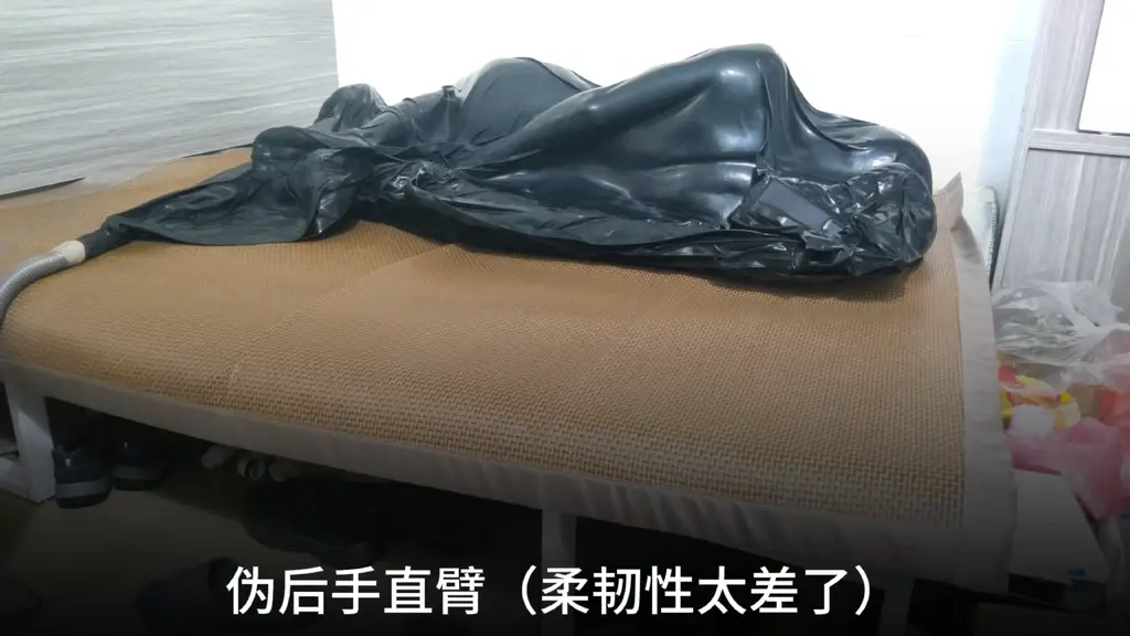 真空床另类的k9与后手缚 这是真空床被撕烂之前的存货了，这次床只留下底部抽气的管子并塞入棉被，没有了左右框架的限位，身体可以摆出更多特别的姿势并固定住，例如k9和背手缚，也算是多少弥补了自己无法进行这种自缚的遗憾，同时还被[X_X]刺激的忍不住去了一次，时间在隐藏文字中<span style='color:#b0b0b0;'>[隐藏文字，购买后可见]</span>
