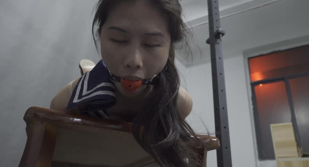 丽丽首次体验驷马 原创工作室：艺束人生工作室<br>丽丽首次体验驷马捆绑，丽丽口水很多，放了一个杯子专门接丽丽的口水。刚开始丽丽还能接受，单独放置一会后把丽丽的高跟鞋脱了，<br>又把丽丽的头和脚连在一起，让丽丽把头抬起来，这个姿势让丽丽很难受，再挠挠她的痒痒肉，受不了又哭了出来。没办法坚持不住了<br>给她松绑，身上都是勒痕。<br>大小：2.6GB，时长：34分钟<br>解压密码：1234<br>分两次解压