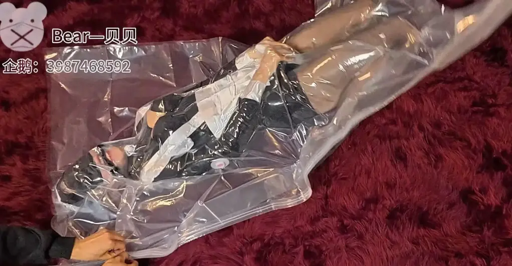 【贝贝熊原创】贝贝被虐到崩溃惨叫，这就叫乐极生悲~~果然出来混迟早是要还的，嘻嘻【报复贝贝3-塑料袋强高真空袋极限呼控羞辱】 女仆装有着一种说不出来的感觉，像是一种莫名其妙的顺从感。开始被小熊“欺负”的时候不但没有不开心反而感觉到非常愉悦<br>用上小玩具之后[X_X]再度升级。这时候小熊建议进到真空袋里面会更加愉快，每一次的呼吸都把这种[X_X]再次放大，真的太美妙了。<br>趁着贝贝还在沉浸在这种[X_X]中，小熊做出这种无耻的事！！最后贝贝被弄崩溃哭起来了，坏蛋小熊我一定要报仇<br>·接受视频定制:呼控类型、调教类型（企鹅联系：3987468592）<br>·有问题可以企鹅找我：<span style='color:#b0b0b0;'>[隐藏文字，购买后可见]</span><br>·解压方式：<span style='color:#b0b0b0;'>[隐藏文字，购买后可见]</span>
