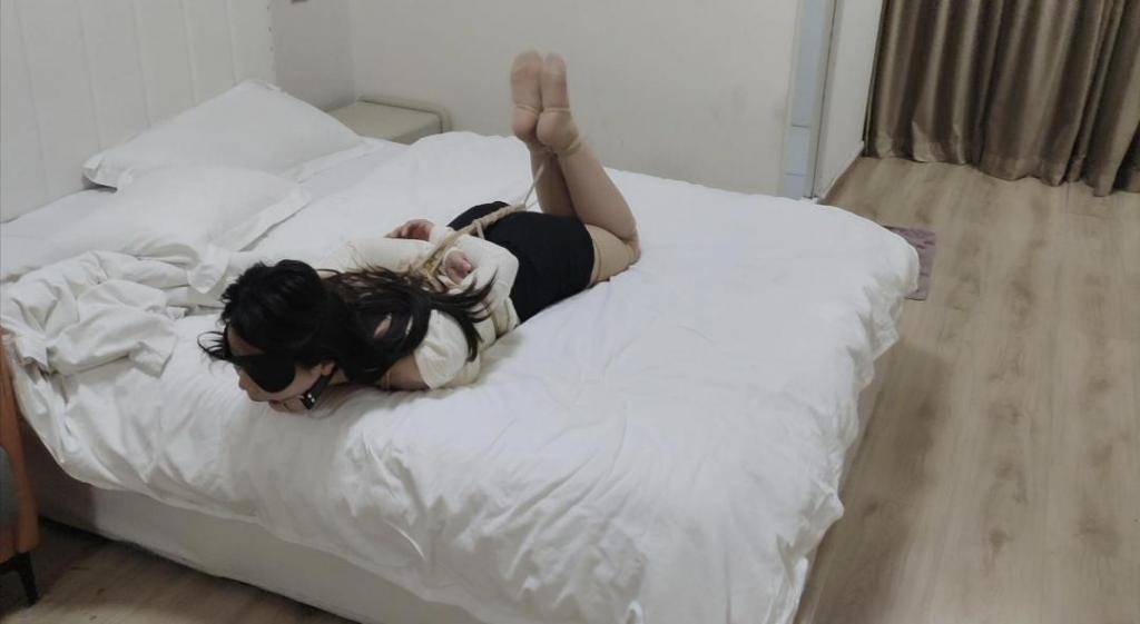 肉丝小恩开口器放置 出镜：小恩，捆绑 驷马 轻调 胶布封嘴 开口器放置 口水收集，百度云<span style='color:#b0b0b0;'>[隐藏文字，购买后可见]</span>。<br>公告：联系方式变为Q：1482120184定拍咨询，接知名动漫游戏cos定拍，目前不支持约绑，谢谢！（支持版权买断，独享，小剧情定拍等，定拍价格可谈）长期招募女绳模，无事勿加加了也不会通过，加好友备注来意！定拍只接绳艺捆绑＋轻调教，不接大尺度，违规露点露出，色情内容，致息，金属，重口一类的！不玩推，不上推!<br>有兴趣的朋友也可以提供服装以便于视频拍摄。