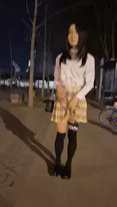 【糖糖工作室】深夜JK外出被路人发现，全程电击，尾巴gs行走，铐在路灯羞耻放置，最后在路中间自我运动 【糖糖工作室】深夜jk真空出行被路人尾随，塞上[X_X]尾巴在路上行走，结果一直有路人经过，还有开车跟随的！回头率拉满！<br>完成五个任务，1.在空旷场地撩起裙子展示内搭要有人经过<br>2.戴上尾巴[X_X]行走一段不小的距离<br>3.不时会有电击出现，要坚持住完成其他任务<br>4.铐在路边完成电击羞耻训练<br>5.用假[X_X]在路上zw<br>路上糖糖被电的步履蹒跚，快要站不稳了，最后屁股还是没有夹住尾巴掉了出来，只能用假[X_X]来替换，结果自我运动的时候还被经过的路人看到，全程羞耻心爆棚<br><br>网盘解压密码：d024<br>网盘解压后文件后缀改成MP4格式<br>Twitter：bangbangtang404
