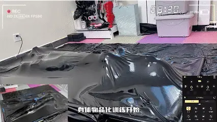 【糖糖工作室】物化训练真空床24h改造人体家具，穿上胶衣进入真空床，远程控制开关抽气，远程电击，35cm长gs，身体控制，真空打包无法动弹，身体和乳胶完全贴合，变成一个身体敏感的室内摆件 本番简介：<br>【糖糖工作室】身体物品化训练人体家具，将真空床抽气泵的电源开关和郊狼电击控制权限一起发给群友监管，穿上胶衣，体内塞上35cm长条[X_X]，将身体填满，然后戴上电击贴进入真空床，监管通过监控视察，随后开始抽气，24h真空床物品改造训练正式开始！<br>途中监视通过摄像头监控，不定时打开抽气开关和郊狼电源（真空床有逆流阀，漏气很慢），防止打包物品睡着，时刻电击保持清醒，如果物品想要挣扎出来，或者乱动，也会进行电击惩罚！<br>只有作为一个不动的清醒摆件让监管满意才会得到片刻的休息时间！<br>24小时放置训练之后他会变成什么样，敬请期待吧！<br>网盘解压密码：d024<br>网盘解压后文件后缀改成MP4格式<br>Twitter：bangbangtang404