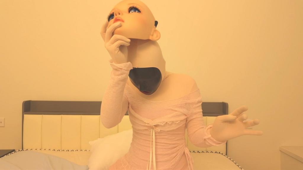 【梦的kigurumi】全包和胶衣的禁欲 刚刚一下忍不住又把全包衣给穿了起来，这是什么？这好像是哥哥前两天买的胶衣，要不我把它穿到里面试试，不知道是什么感觉？<br>这个戴上好像什么都看不见了，算了已经有了感觉快点让下面爽起来！<br>好像有点[X_X]了，但是这种味道好过瘾，就让这样一直[X_X]下去，有什么东西被放到嘴巴里了，是谁？是你吗哥哥？<br>可不可以让我自己来捅哥哥好像不舍得用力，我自己用力的捅一下，不行不行要吐了，但是我要高朝了怎么办？<br>继续捅吧底下的感觉越来越强烈了，又要[X_X]了好舒服呀，这种感觉不会比xxoo差，以后要经常这样玩？<br>底下出水了，会把内裤打湿的，又流了好多口水，嘴里也不行了我要自己摸摸胸和下面好舒服！<br>忍不住了~我要高朝了，不行了哥哥，你帮我使劲一下我高朝了......不知道内裤会湿成什么样子<br>不行我要快点把全包衣和胶脱下来都沾到身上了，这次被哥哥知道我有多瑟瑟了，应该不会嫌弃我吧，哥哥以后还愿意和我做吗？<br>要不我就不脱了吧就这样和哥哥做一次，好不好哥哥你不是最喜欢我这样呆着面具穿着全包衣和你做吗？<br><br>【网盘文件先下载到电脑，改后缀名为zip。解压得出的文件后续名zzz修改为MP4】