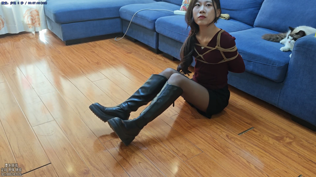 【墨色】新模黑丝长靴女S小鱼试镜   新模特小鱼，22岁体型很娇小，有点小太妹的感觉，只有80多斤，说自己很怕痒，下期试一下到底多怕~<br>自称是个女S，网调过M,和她开玩笑威胁把她被绑的视频发给她的M哈哈，你的女神我的（）<br>可接多种类型尺度定拍，详情请联系qq:1986240509<br>