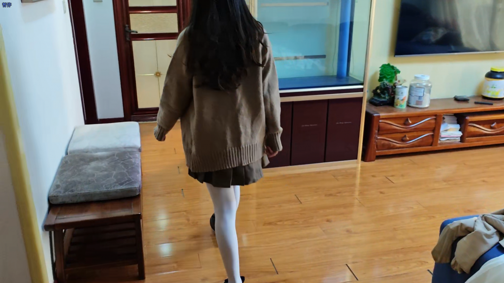 【墨色】婷婷穿白丝自缚享受 被主人发现后驷马鞭打惩罚 内容介绍：喜欢自缚的婷婷穿jk白丝回家后在床上自缚，用红绳捆绑自己的双脚，带上蕾丝眼罩，丝带捆绑双手。自缚之后自己在床上偷偷抚摸自己呻吟享受，然后被回家的主人发现，主人把婷婷重新捆绑成驷马，并用鞭子抽打婷婷的脚心，屁股作为惩罚，惩罚过后留婷婷自己一个人在房间挣扎，婷婷多次试图挣扎起身失败，最后主人进来给婷婷松绑。<br>大量玉足，屁股特写<br>定拍qq：1986240509