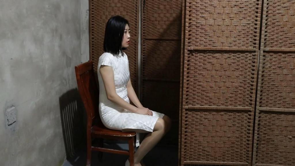 怀旧影苑 女烈系列微电影 代号“青鸾” 怀旧影苑出品的女烈系列微电影，讲述我工作人员潜伏在敌人身边被敌人逮捕遭受酷刑的可歌可泣的故事。                        